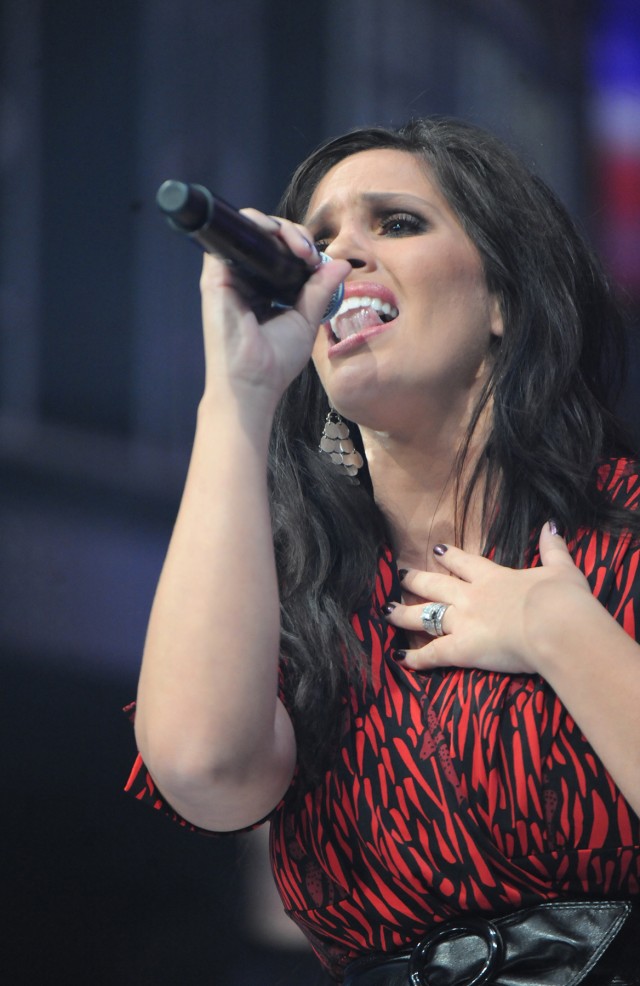 Lisa Pratt sings