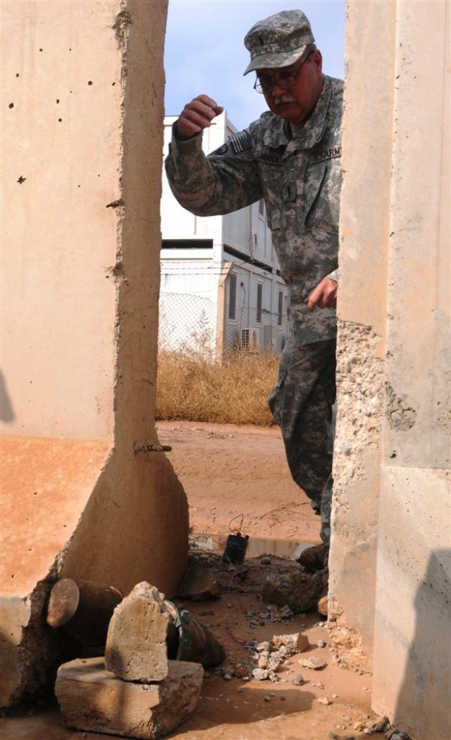 Soldiers train Coast Guardsmen counter-IED tactics