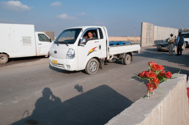 Vehicle-scanning checkpoint