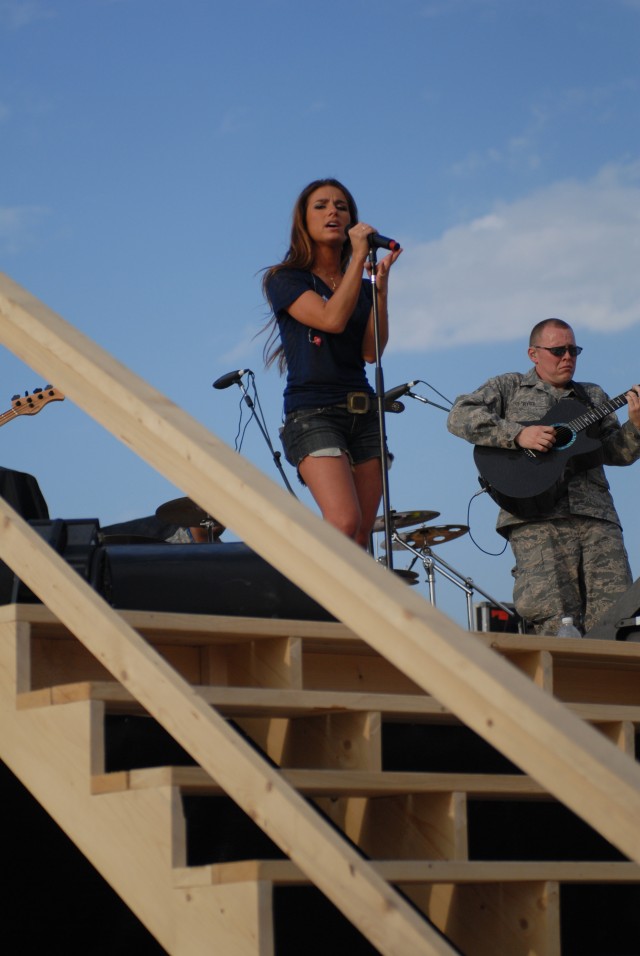 Kid Rock, Carlos Mencia entertain troops in Iraq