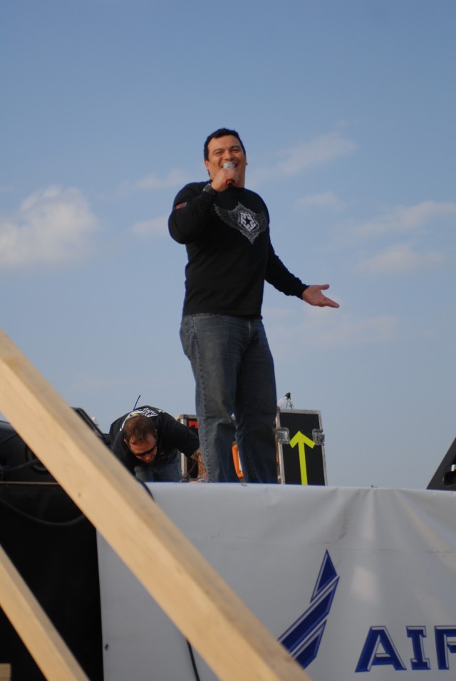 Kid Rock, Carlos Mencia entertain troops in Iraq