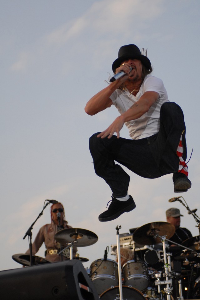 Kid Rock, Carlos Mencia entertain troops in Iraq