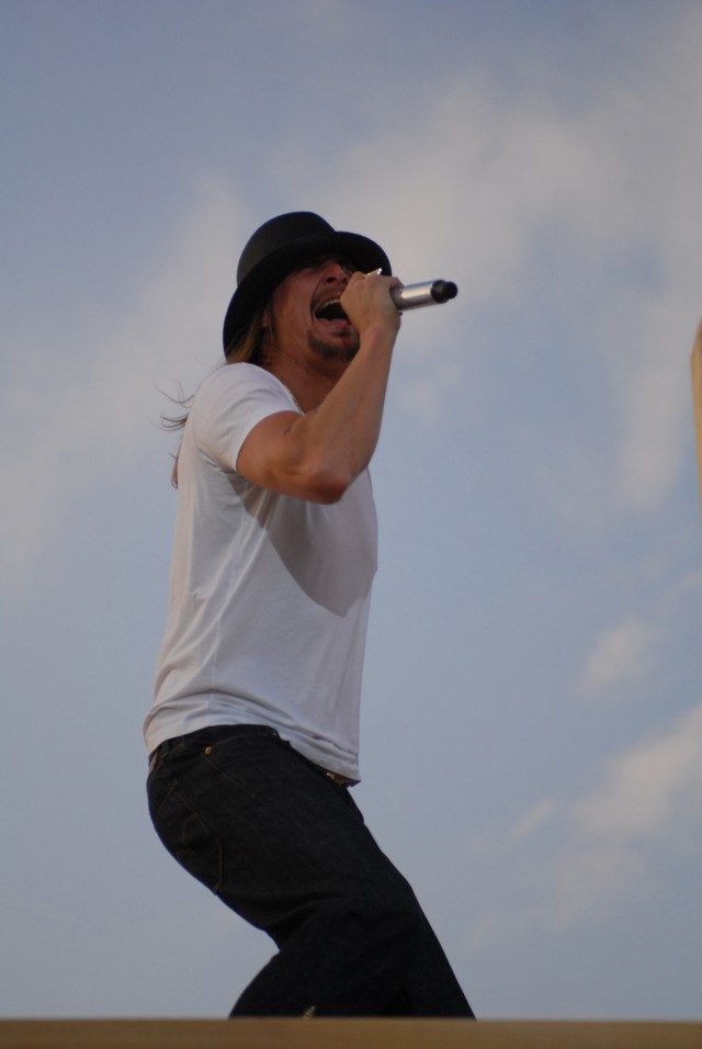 Kid Rock, Carlos Mencia entertain troops in Iraq