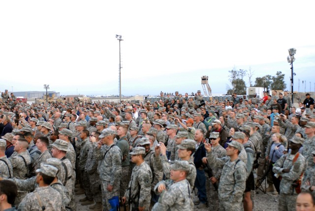 Kid Rock, Carlos Mencia entertain troops in Iraq