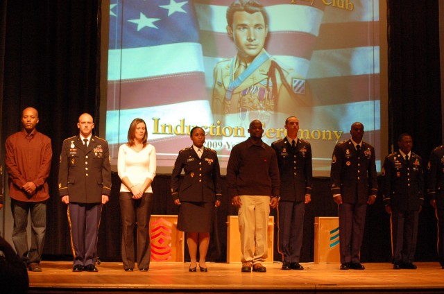 Signal leaders inform status of the regiment