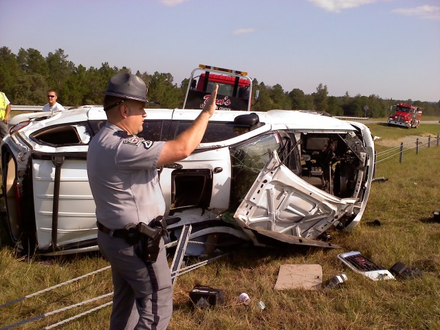NCOs rescue mom, child from wreck