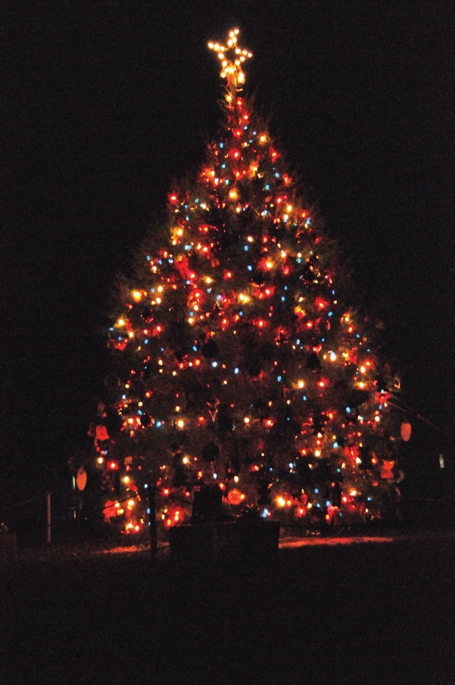 &#039;Holly Jolly Christmas&#039; -- Annual tree lighting kicks off holiday season