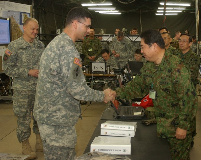 Yama Sakura Exercise Co-Director Congratulates Rainbow Staff, Soldiers