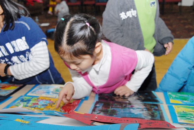 Community school children attend art exhibit in Casey CAC