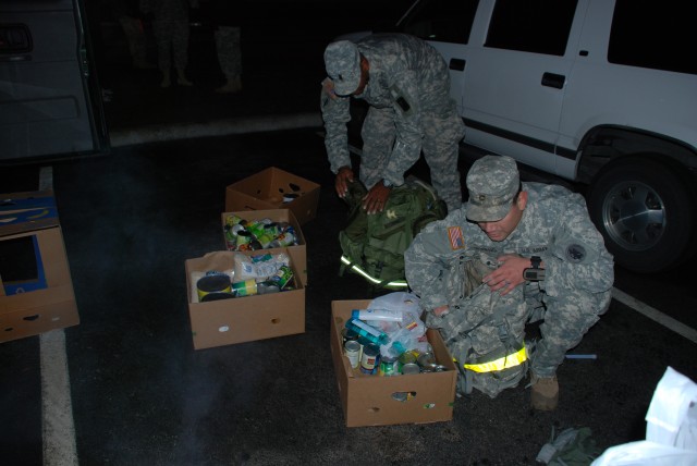 Soldiers pack pounds for homeless veterans