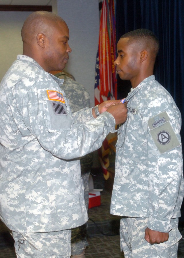 Army Ranger awarded Soldier&#039;s Medal for saving civilian