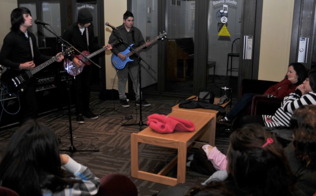 SoldierAca,!a,,cs son carves life as musician