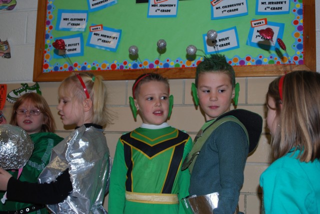 Fort Riley Elementary School students celebrate Christmas &#039;Martian-style&#039;
