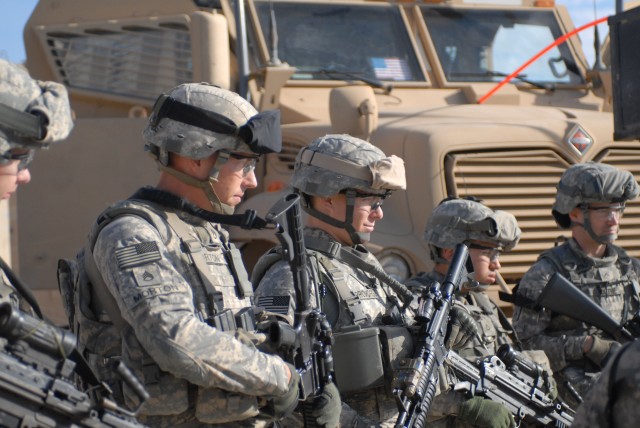 Injured combat vets visit 10th Mountain Soldiers, 1st Cav Div CG