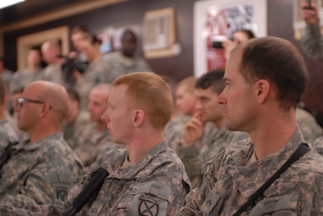 Injured combat vets visit 10th Mountain Soldiers, 1st Cav. Div. CG
