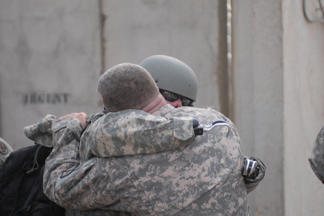 Injured combat vets visit 10th Mountain Soldiers, 1st Cav Div CG