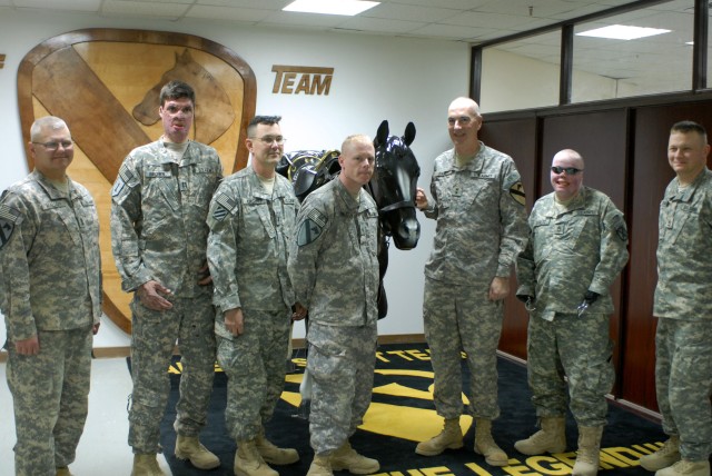 Injured combat vets visit 10th Mountain Soldiers, 1st Cav Div CG
