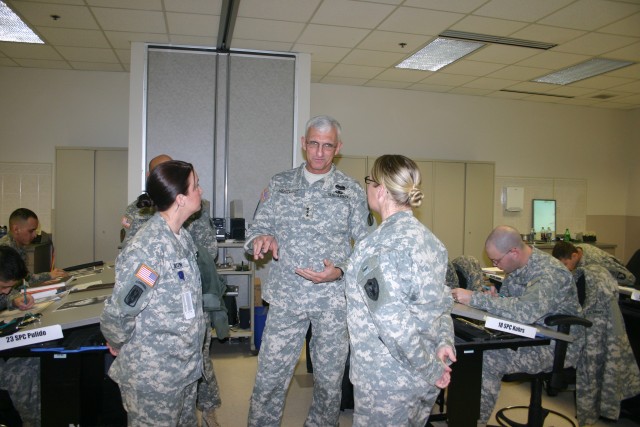Three-star general visits Defense Information School