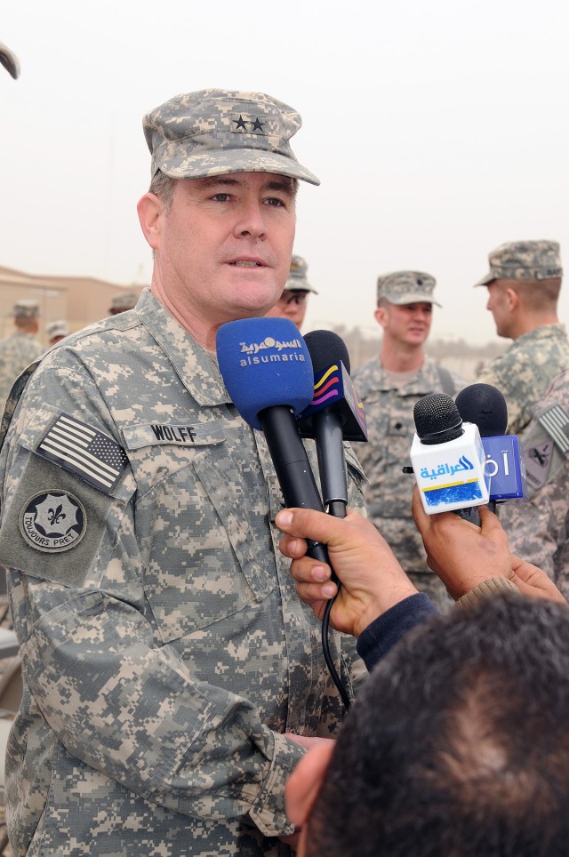 MG Wolff talks to Iraqi press