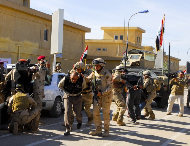 Iraqi Soldiers display skills