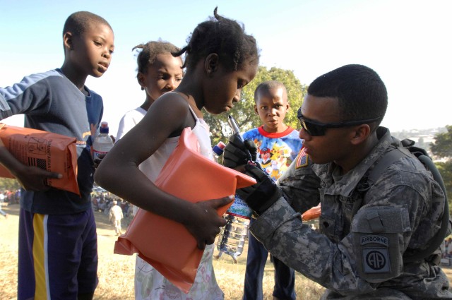 U.S. troops deliver food to quake victims