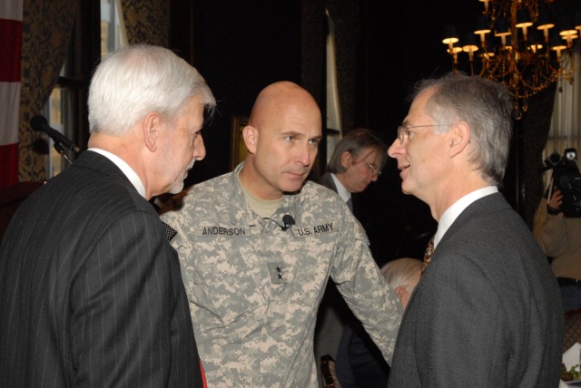 Anderson addresses progress in Iraq at luncheon in Chicago