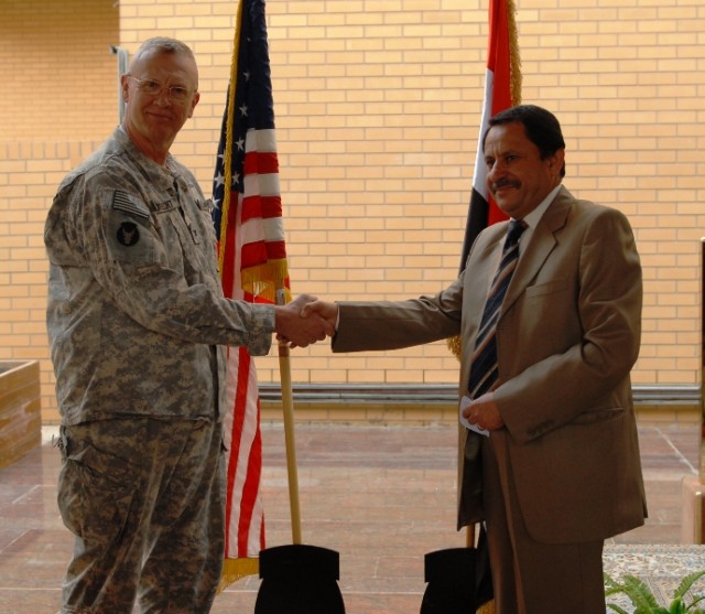 U.S. returns more of airport to Iraqis