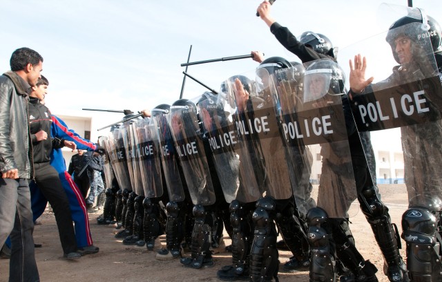 Iraqi police demo riot-control