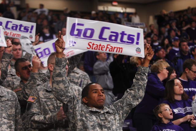 &#039;1st Lightning&#039; Soldiers support Wildcats on &#039;GameDay&#039; 
