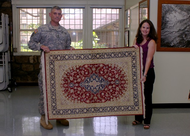 &#039;Tropic Lightning&#039; commander donates to division museum