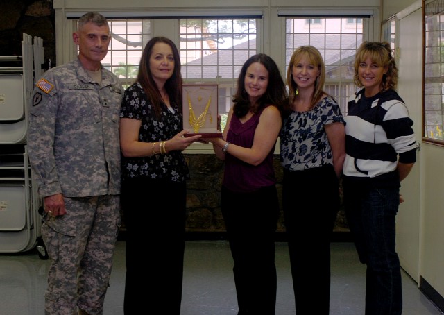 &#039;Tropic Lightning&#039; commander donates to museum