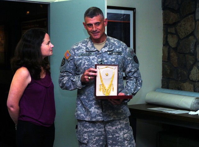 &#039;Tropic Lightning&#039; commander donates to museum