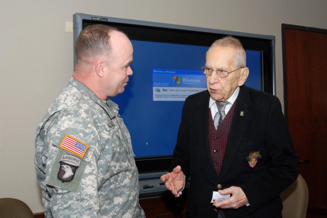 Army&#039;s oldest living four-star general visits Army South Headquarters