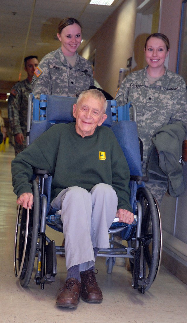 Soldiers visit hospitalized veterans