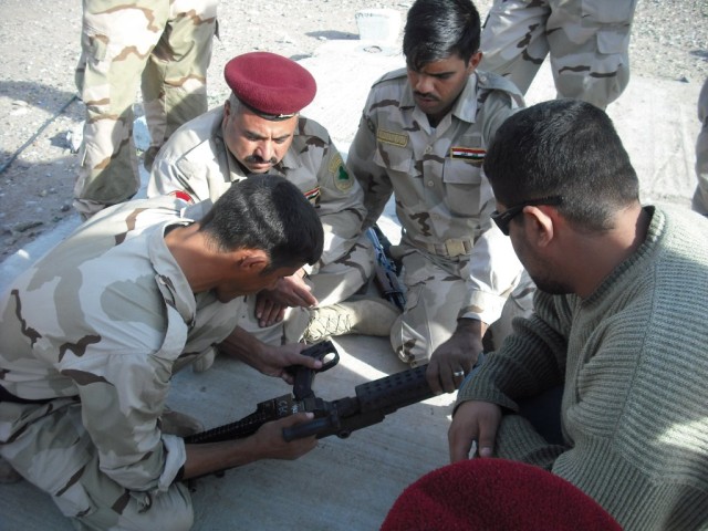 Iraqi border police conduct weapons classes