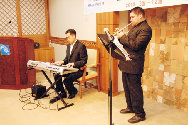 Soldier teaches English to Gyeonggi Province employees