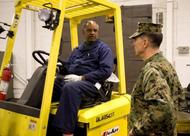 Defense Distribution Center commander tours DDAA