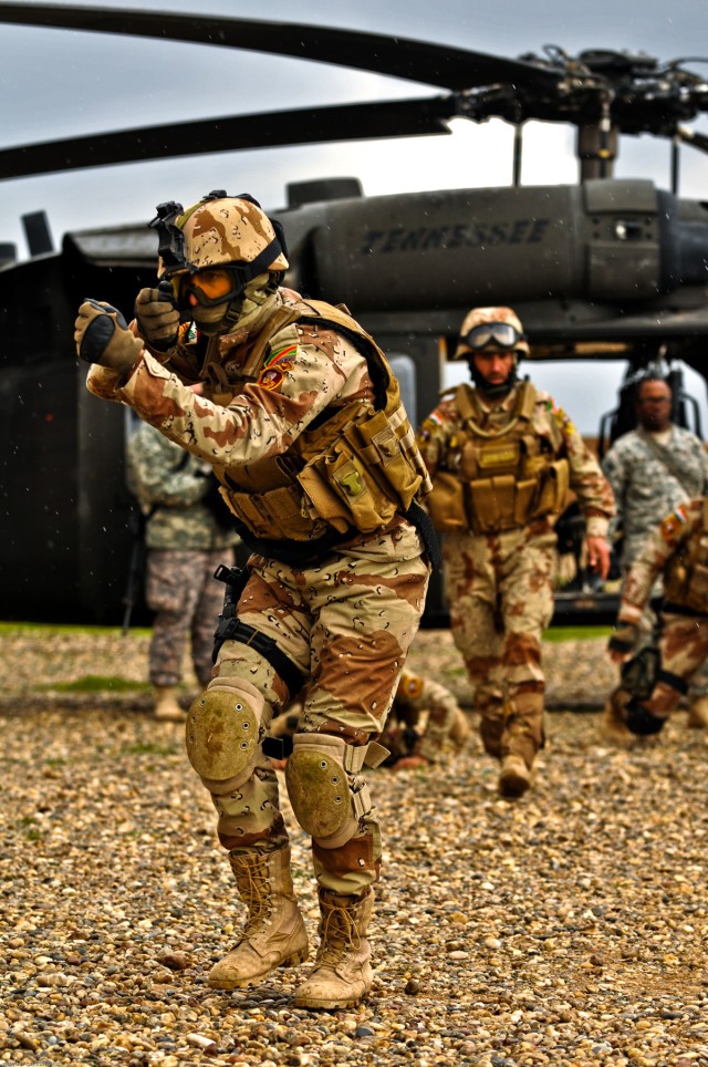 Scout training aids Iraqi soldiers