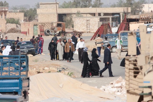 Paratroopers escort international team to observe Iraqi polling