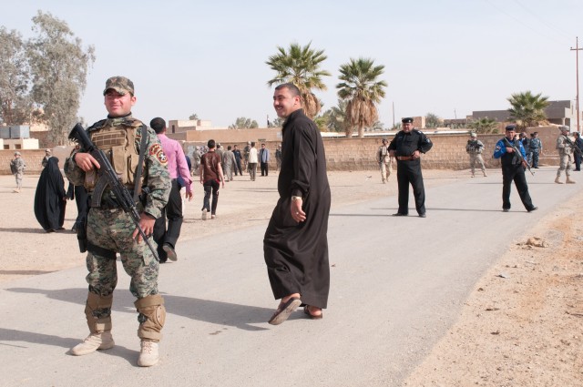 Paratroopers escort international team to observe Iraqi polling