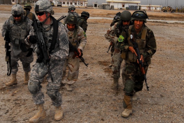 Top NCO observes Thunderbolt Soldiers train Iraqis 