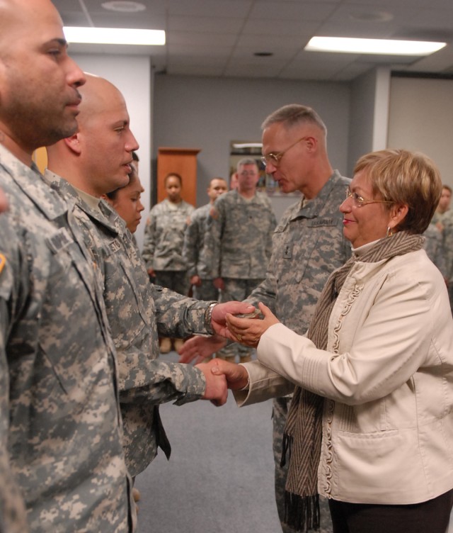 Senator presents Freedom Awards to Soldiers 