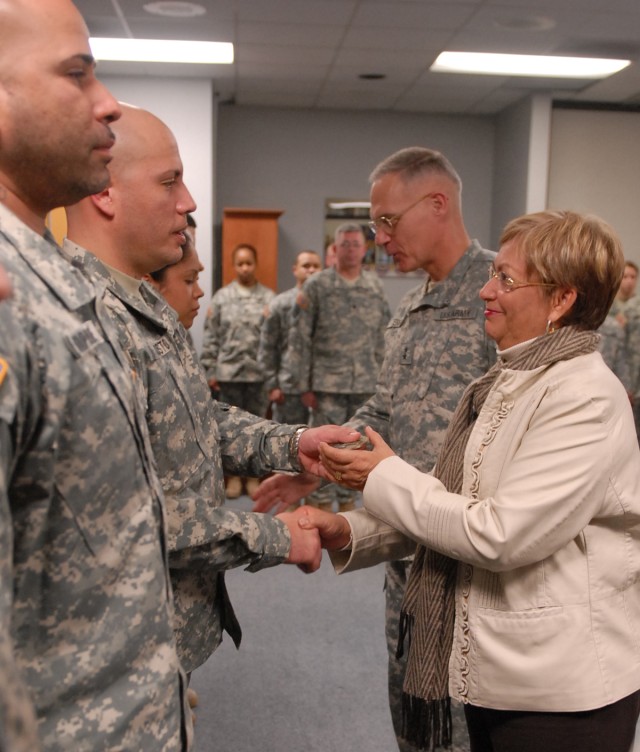Senator presents Freedom Awards to Soldiers