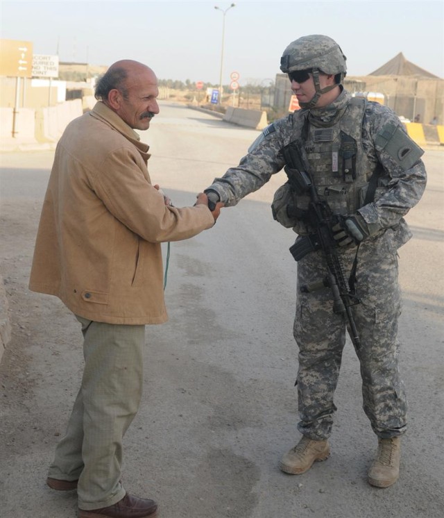 Oregon Guardsmen provide force protection at entry control points