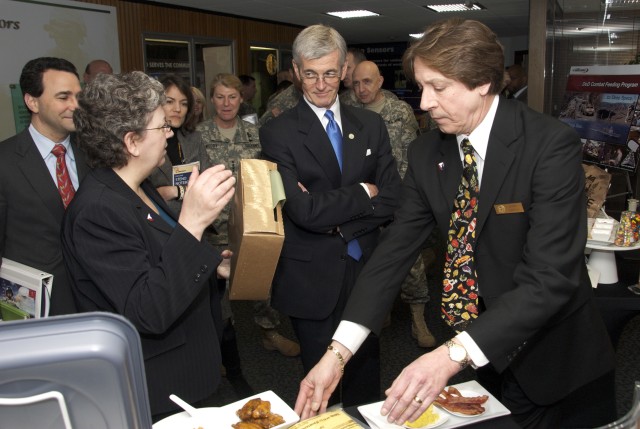 Army secretary tastes what&#039;s cookin&#039; at Natick