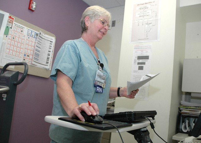 VA Nurse Accessing Electronic Medical Records