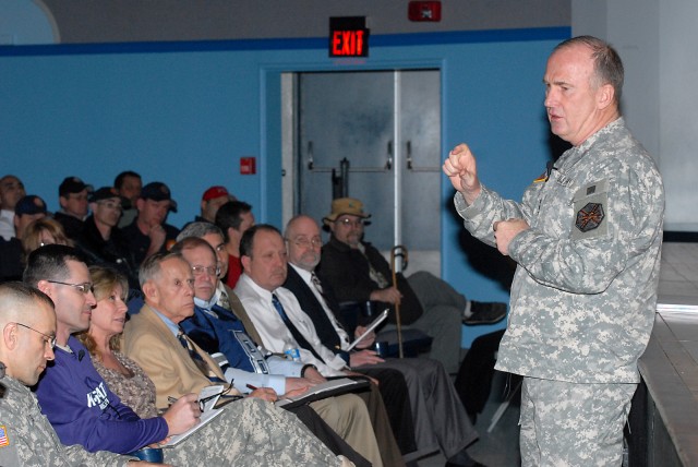 IMCOMAca,!E+commander meets Garrison employees