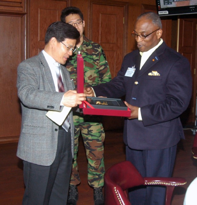 Area I commander receives gift from ROK 600th DSU