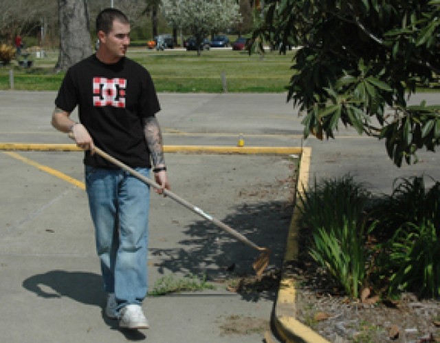 4th BCT team members give back to veterans, clean up retirement home