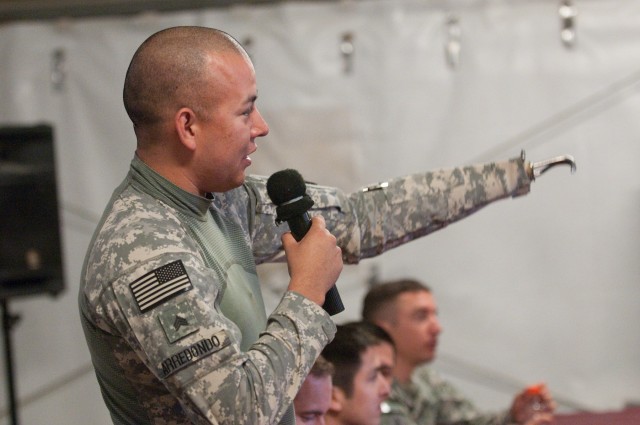 Arredondo speaks to paratroopers